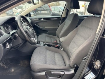 Volkswagen Jetta VI Sedan 1.2 TSI 105KM 2011 Volkswagen Jetta 1.2 TSI BlueMotion Technology Trendline 105KM 2011r, zdjęcie 14