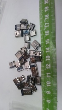 Набор из 30 различных разъемов USB-C типа C.