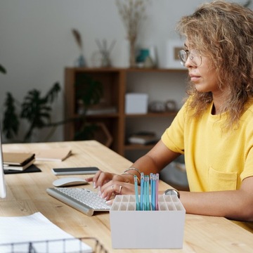 Офисный стол с сортировочным маркером