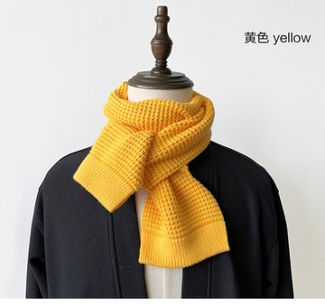 Ciepły szalik z dzianiny w jesienno-zimowym kolorze