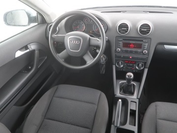 Audi A3 8P Hatchback 3d 1.6 102KM 2010 Audi A3 1.6, Klima, Klimatronic, zdjęcie 6