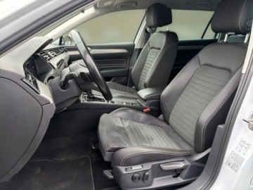 Volkswagen Passat B8 Variant Facelifting 2.0 TDI SCR 150KM 2023 Volkswagen Passat TDI 150KM Elegance LED Matrix Nawigacja Martwe pole, zdjęcie 10