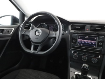 Volkswagen Golf VII Hatchback 3d Facelifting 1.0 TSI 85KM 2019 Volkswagen Golf klimatyzacja czujniki parkowania, zdjęcie 15