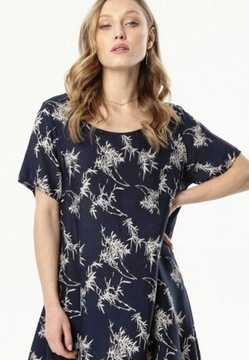 Асимметричное платье темно-сине-белого цвета с удлиненными боками.