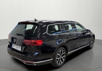 Volkswagen Passat B8 Variant Facelifting 2.0 TDI SCR 150KM 2022 Volkswagen Passat Unikatowe wyposazenie - Masaze - 4 kamery - LED Matrix -, zdjęcie 4