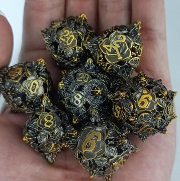SKAMIENIAŁA RÓŻA ZESTAW 7 METALOWYCH KOŚCI RPG