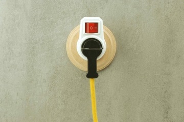 białe gniazdko przelotowe z wyłącznikiem sterowane gniazdko 230V loft DIY