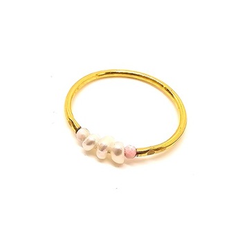 Złoty pierścionek z perłami i opalami perła hodowlana opal złoto 585