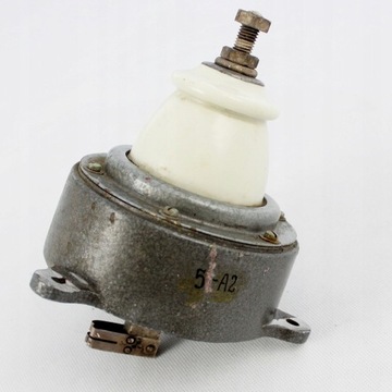 Ceramiczny izolator antenowy do radiostacji R-140