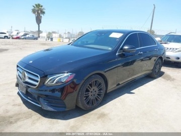 Mercedes Klasa E W213 2019 Mercedes-Benz Klasa E 2019 Mercedes-Benz E-Class E 300 RWD Sedan 2.0 241KM, zdjęcie 2