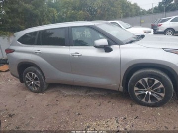 Toyota Highlander III 2023 Toyota Highlander 2023 TOYOTA HIGHLANDER HYBRID XLE 2.5 Hybryda 186KM, zdjęcie 3