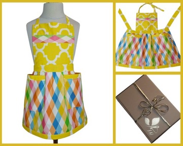 Детский хлопковый фартук желтого цвета.