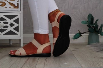 ЖЕНСКИЕ СПОРТИВНЫЕ САНДАЛИИ С ФОРМОВАННОЙ ПЛОСКОЙ РЕЗИНОЙ