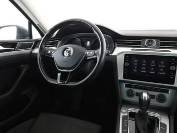 Volkswagen Passat B8 Variant 1.4 TSI BlueMotion Technology ACT 150KM 2017 Volkswagen Passat DSG navi kamera i czujniki, zdjęcie 15
