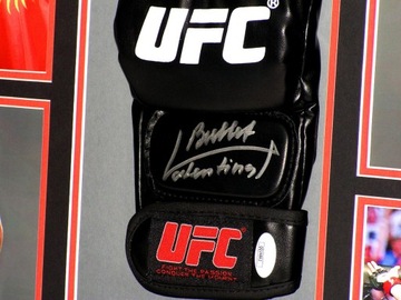 Перчатка Валентины Шевченко с автографом легенды UFC в красивой рамке ХИТ