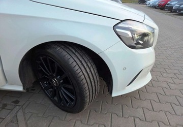 Mercedes Klasa A W176 Hatchback 5d Facelifting 180 122KM 2016 Mercedes-Benz Klasa A 1,6 Ben 122 km AMG 6 -biegow 1.6 Benzyna 122KM, zdjęcie 17