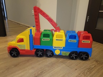 Duża śmieciarka z pojemnikami Wader