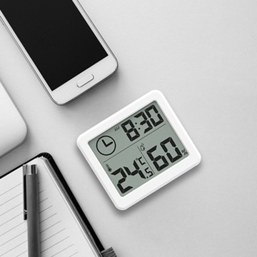 КОМНАТНЫЙ ТЕРМОМЕТР-ГИГРОМЕТР с цифровыми часами и измерением влажности.