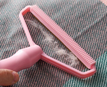 Щетка для бритвы, чтобы удалить волосы из одежды