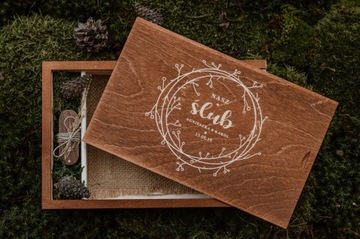 ДЕРЕВЯННАЯ КОРОБКА ДЛЯ ФОТОПРИНТОВ 15х10 ГРАВИРОВКА