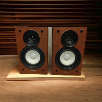 Красивые компактные колонки Sony 6 Ом.