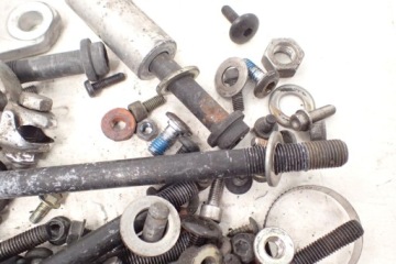 Triumph Tiger 955i Болты сняты.