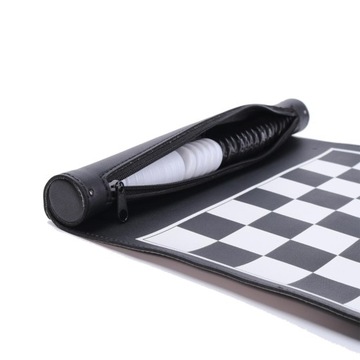 Складной набор из 32 шахматных фигур для путешествий.