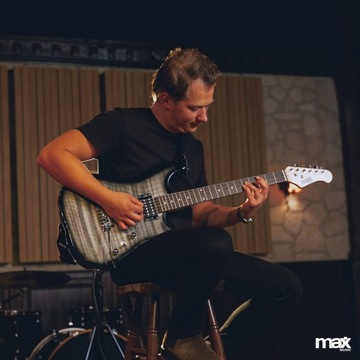 Комплект электрогитары с усилителем, кейсом, тюнером, медиатором, струнами.