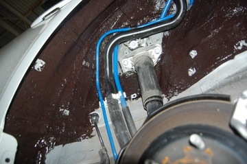 Шумоизоляция колесных арок автомобиля Noise Liquidator, масса на щетку: 1 кг.