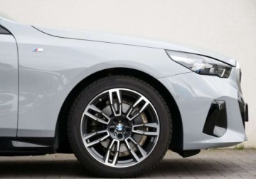 BMW Seria 5 G90-91 2023 BMW Seria 5 520i 190km M Pakiet Brooklyn Salon PL VAT23 Dostepny od reki, zdjęcie 7