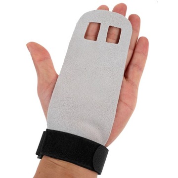 Браслет с лентой на запястье