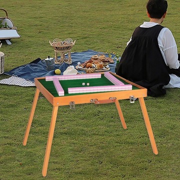 Набор плиток маджонг со складными столами.