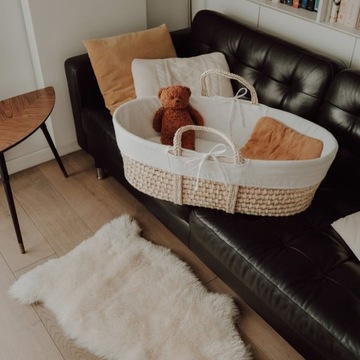 Подкладка корзины AhojBaby выполнена из натурального хлопка.