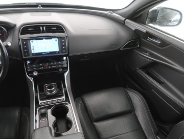 Jaguar XE Sedan 2.0 i4 180KM 2017 Jaguar XE 20d, 177 KM, Automat, Skóra, Navi, zdjęcie 7
