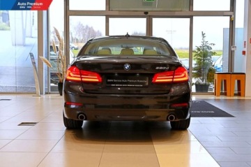 BMW Seria 5 G30-G31 Limuzyna 520d 190KM 2017 BMW Seria 5 520dLED Fog LightsActive GuardPark Distance ControlDywaniki, zdjęcie 16