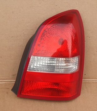 NISSAN PRIMERA P12 SEDAN LAMPA PRAWA TYŁ TYLNA EUROPA