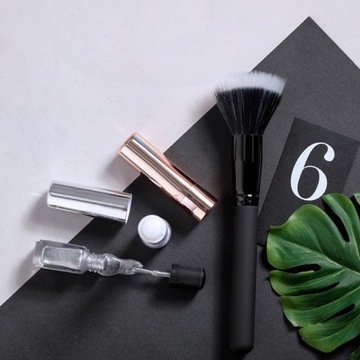 Глянцевая помада с принтом - упаковка из 50 золотых монет.