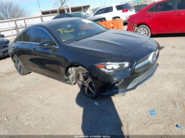 Mercedes CLA C118/X118 2020 Mercedes-Benz CLA 2020 r., 2,0L 250 4MATIC 2.0 Benzyna 221KM, zdjęcie 2