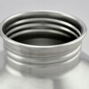 Спортивная бутылка для воды емкостью 2 литра из стали.