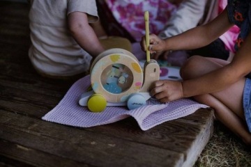 Деревянные игрушки для детей - улитка с тарелками 12м+, Janod