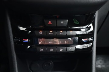 Peugeot 208 I Hatchback 5d Facelifting 1.2 PureTech 82KM 2017 Peugeot 208 1.2 PureTech, Salon Polska, zdjęcie 14