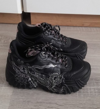 Bershka Czarne buty na koturnie motyw różowy smok 36