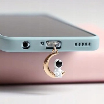 ZATYCZKA ZAŚLEPKA PRZECIW KURZOWI DO IPHONE LIGHTNING ASTRONAUTA I KSIĘŻYC