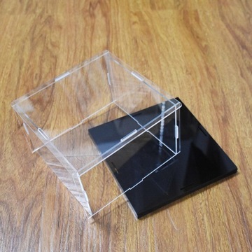 Витрины из прозрачного акрила, размеры 24х20х20см.