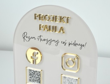 вывеска из оргстекла, подставка для листовок, уф-печать, QR-код