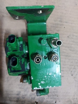 ГИДРАВЛИЧЕСКИЕ ЦИЛИНДРЫ ПОДВЕСКИ КАБИНЫ AL157022 JOHN DEERE 6420 2002 г.