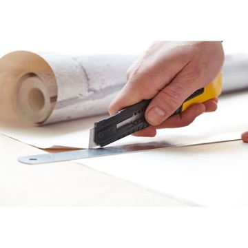 НОЖ С ЛОМАТНЫМ ЛЕЗВИЕМ ДЛЯ ОБИВКИ 18MM SM18 STANLEY