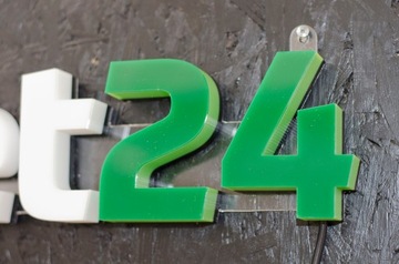 Светящаяся светодиодная буква NEON, напечатанная с помощью нити 3D 40.