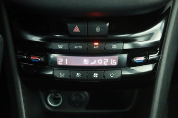 Peugeot 208 I Hatchback 3d 1.2 e-VTi 82KM 2014 Peugeot 208 1.2 PureTech, Salon Polska, zdjęcie 10