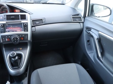 Toyota Verso Minivan Facelifting 1.6 D-4D 112KM 2014 Toyota Verso 1.6 D-4D, 7 miejsc, Klima, zdjęcie 7